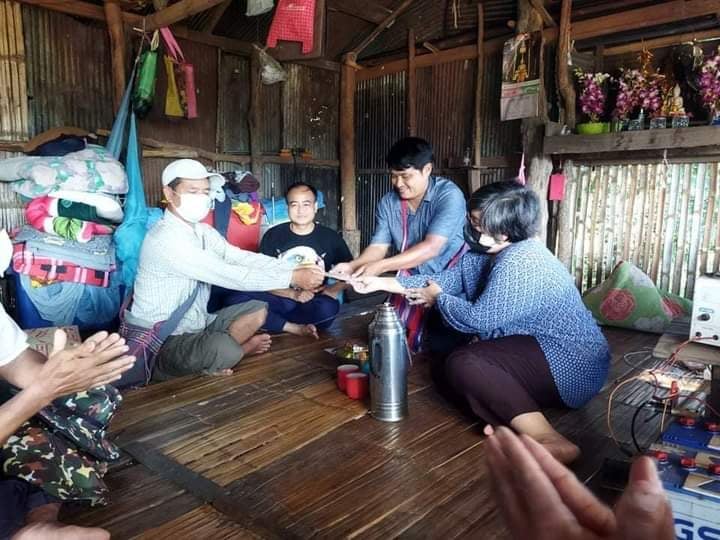 ဖလူးလေးကျေးရွာနှင့် မျက်နှာချင်းဆိုင် သောင်ရင်းမြစ်ကမ်းဘေးရှိ မြန်မာတောင်သူ(တနိုင်တပိုင်စိုက်ပျိုးသူ)(၁၀)ဦးအား စိုက်ပျိုးစရိတ်ထောက်ပံ့ငွေအဖြစ် တဦးလျှင် ဘတ်(၁၅၀၀)ထောက်ပံ့ပေးအပ်ခဲ့